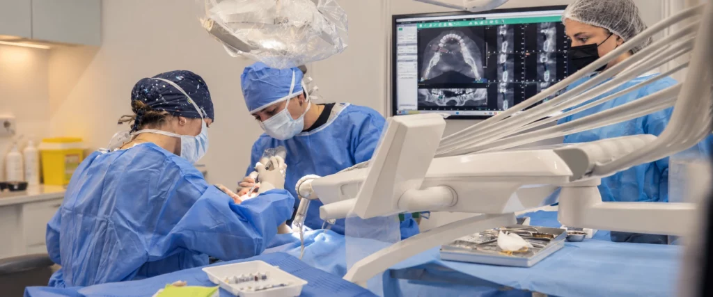 Chirurgien-dentiste réalisant un bilan implantaire au cabinet de Maisons-Laffitte