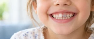 Dent de lait devenue grise après une chute chez un jeune enfant